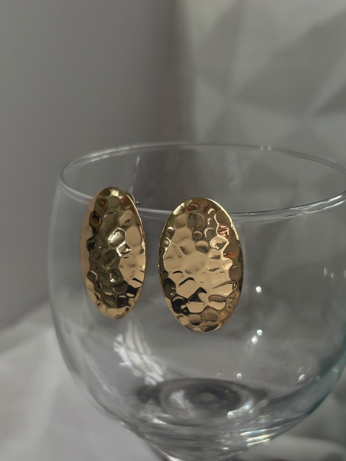 Brinco Oval amassado Gold aço inox