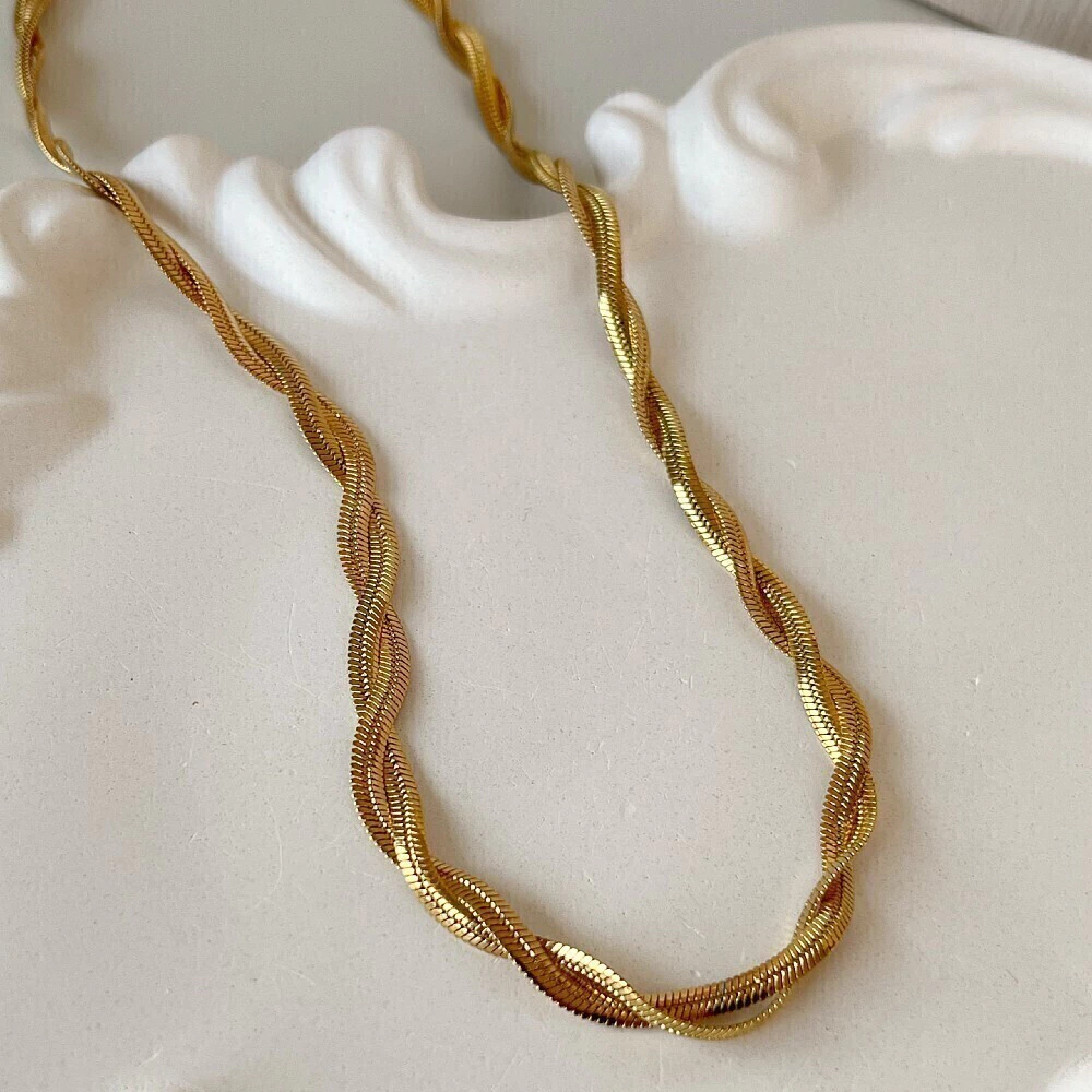 Colar malha trançada dourado em aço inoxidável