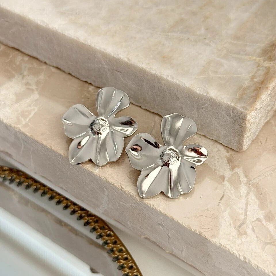 Brinco flor metálica em aço inoxidável
